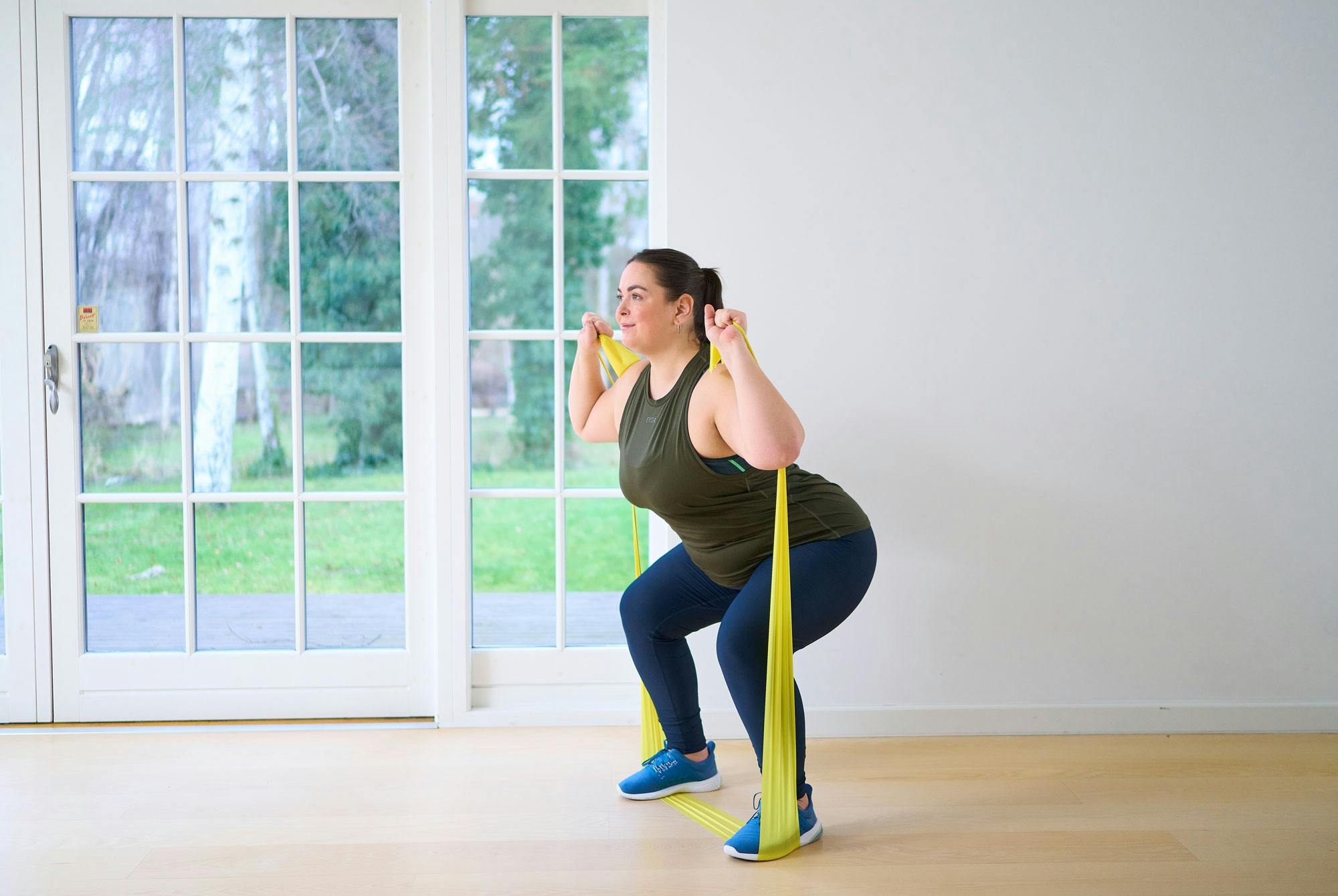 Squat med gummiband för den som tränat förut